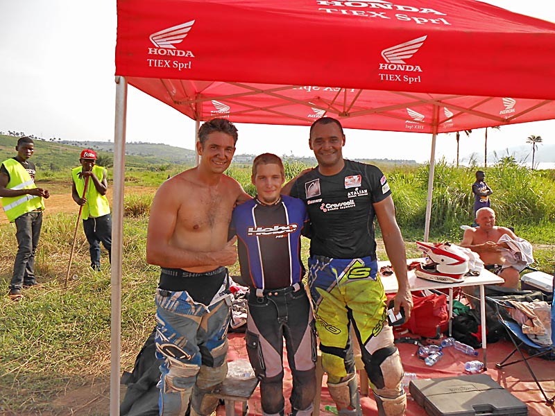 23Die beiden haben mehrmals an der Rallye Paris Dakar teilgenommen und halten sich mit Motocross fit